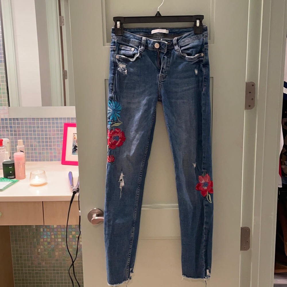 LAST CHANCE ‼️ Zara Embroidered Flower Skinny Jeans